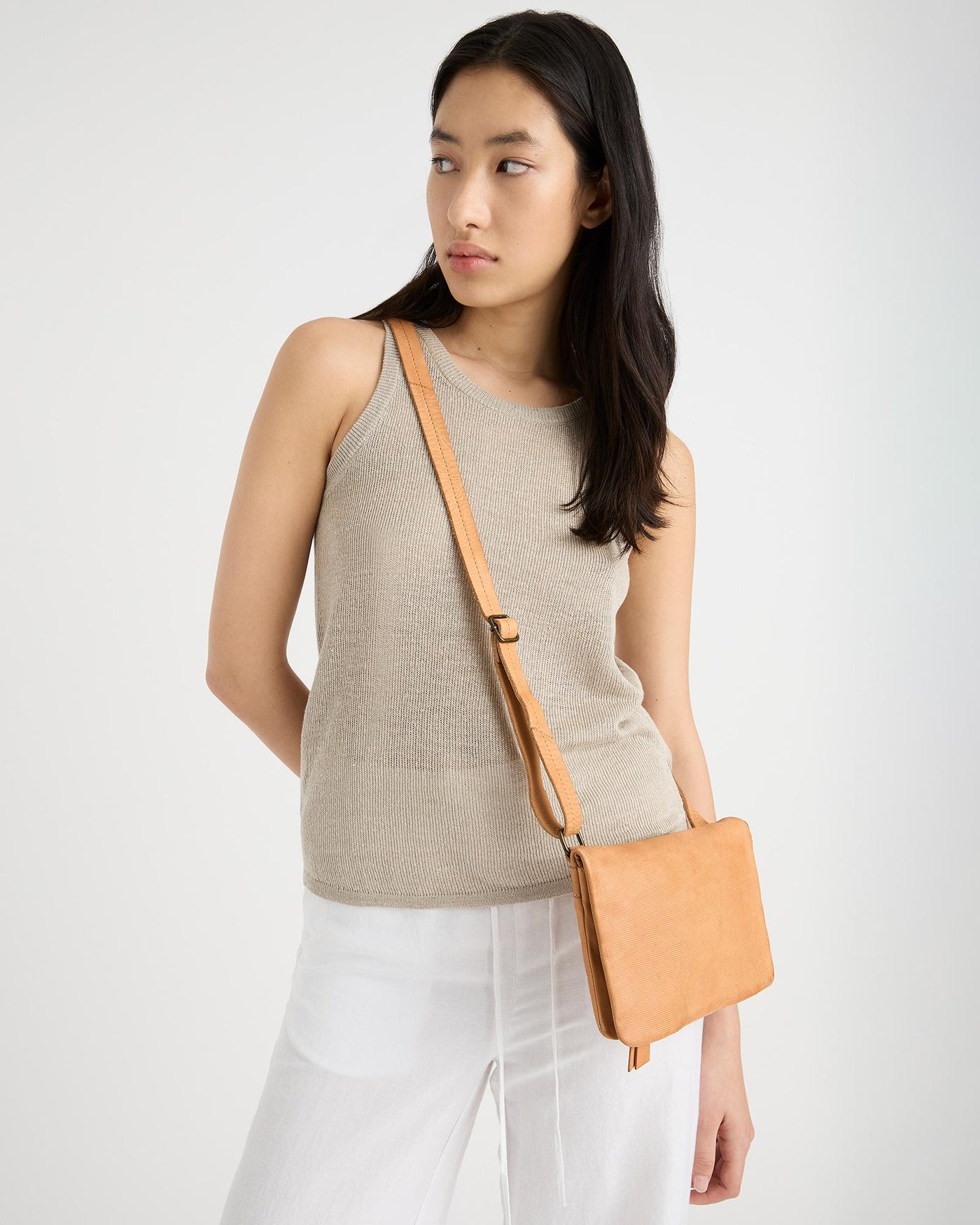 Linea Crossbody - Tan
