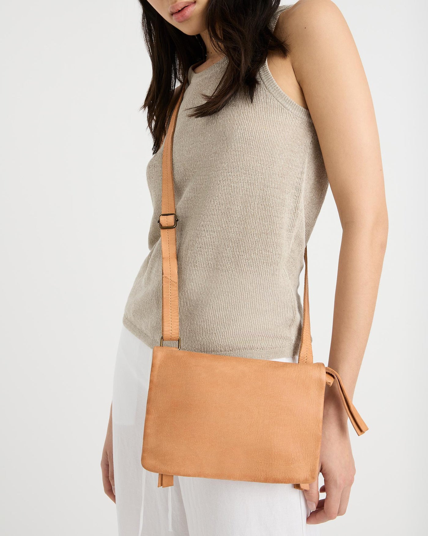 Linea Crossbody - Tan