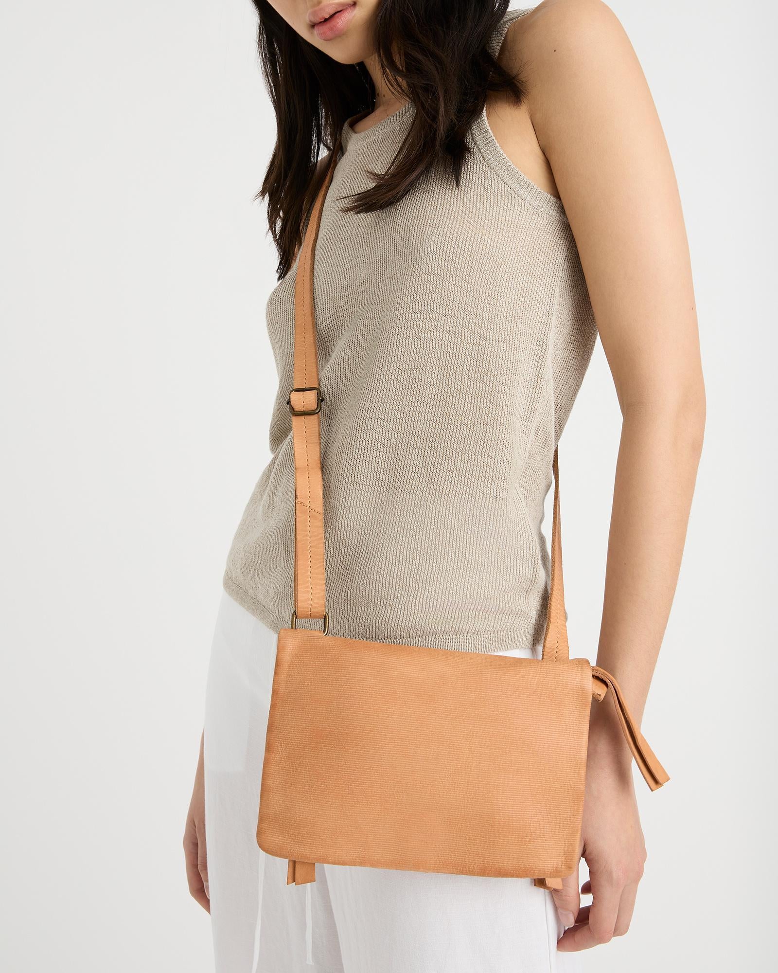 Linea Crossbody - Tan
